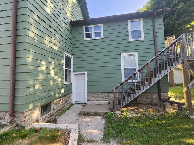 Building Photo - 4 Bedrooms 2 Kitchens & 2 Bathrooms