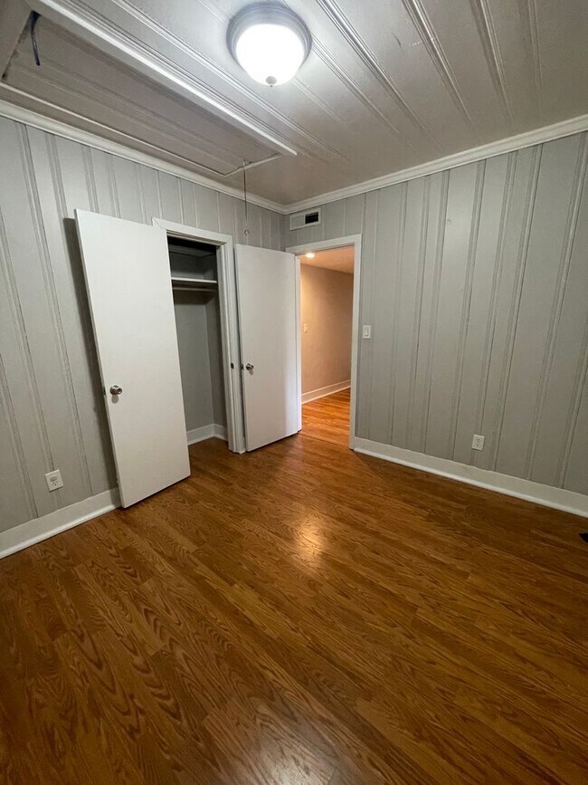 Building Photo - 3 Bedroom / 2 Bath Home Near Campus!