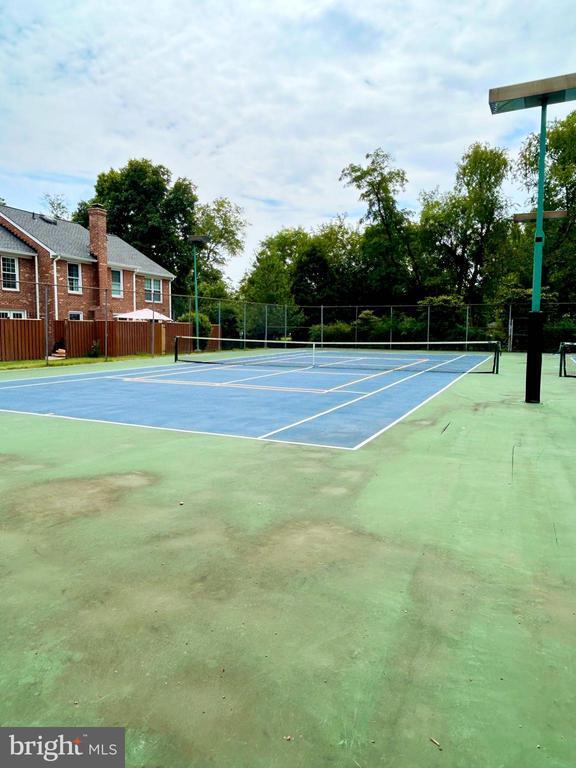 Building Photo - 2514 S Walter Reed Dr