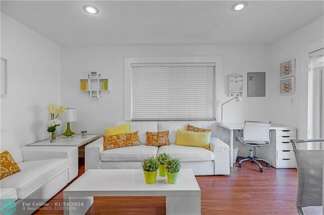 Building Photo - 812 E Cypress Ln