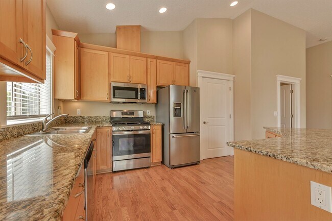 Building Photo - 376 Forest Pl