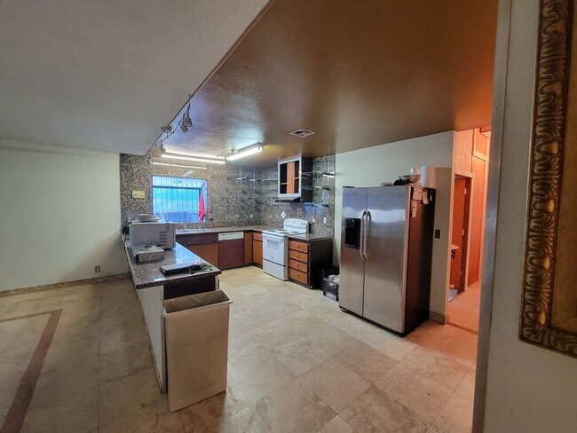 Building Photo - Single story in Montara Est 4 bed/2 full b...