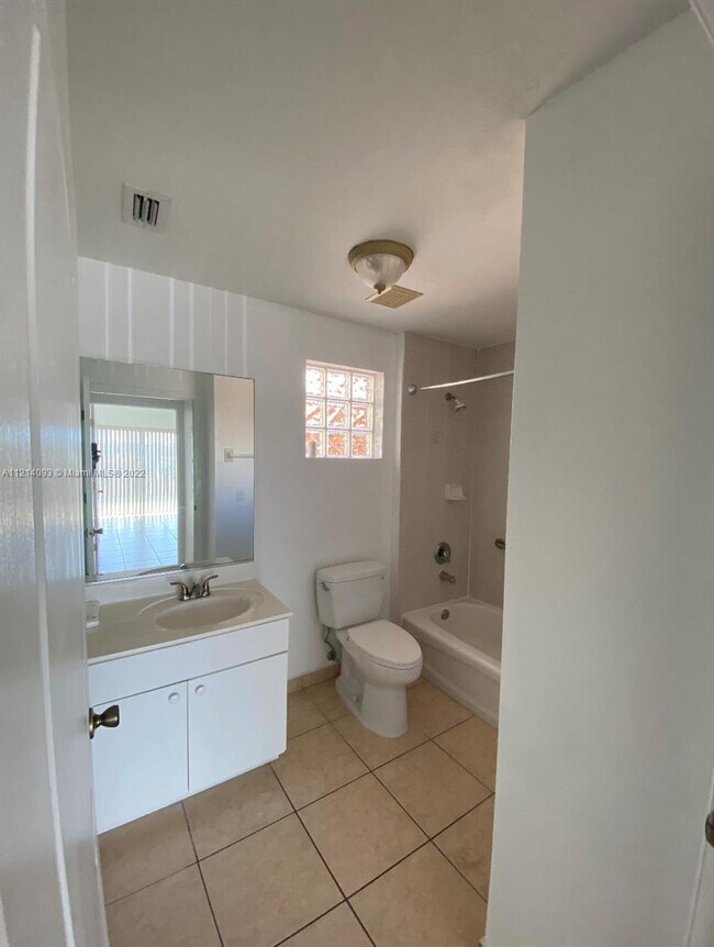 Building Photo - 650 Palm Ave