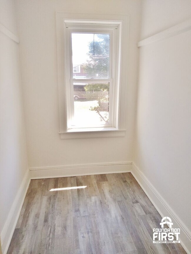 Building Photo - 3 Bed / 1 Bath Single Family Home