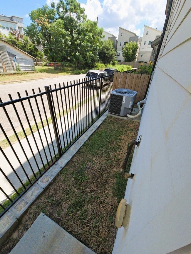 Building Photo - 2852 Cline St