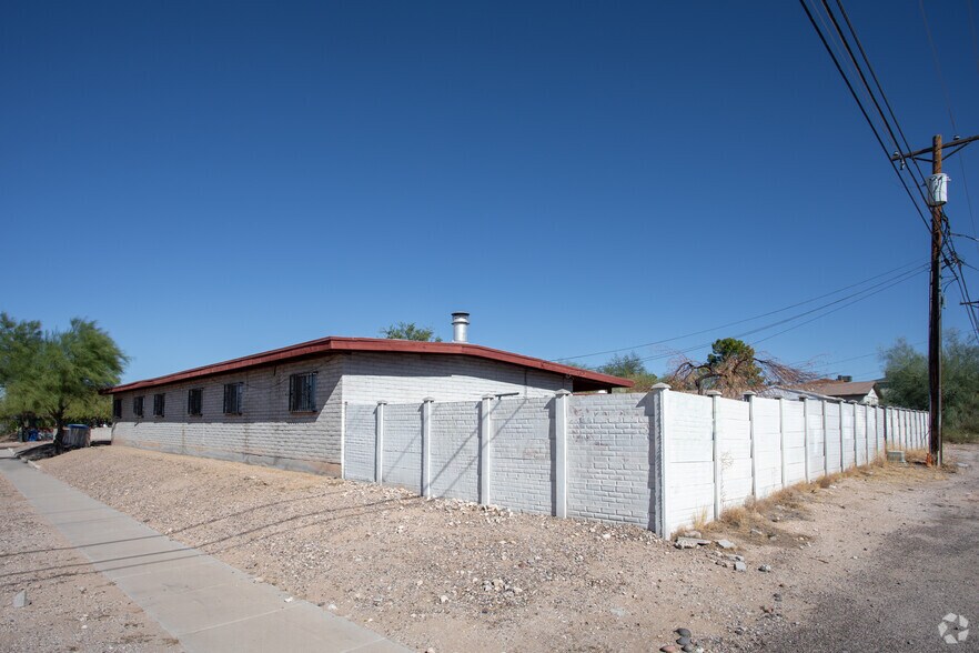 Building Photo - 602-610 E Lester St