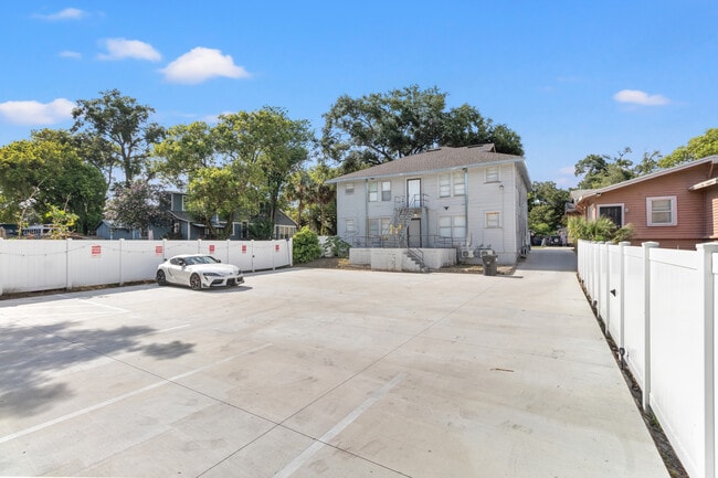 Building Photo - 911 E 23rd Ave