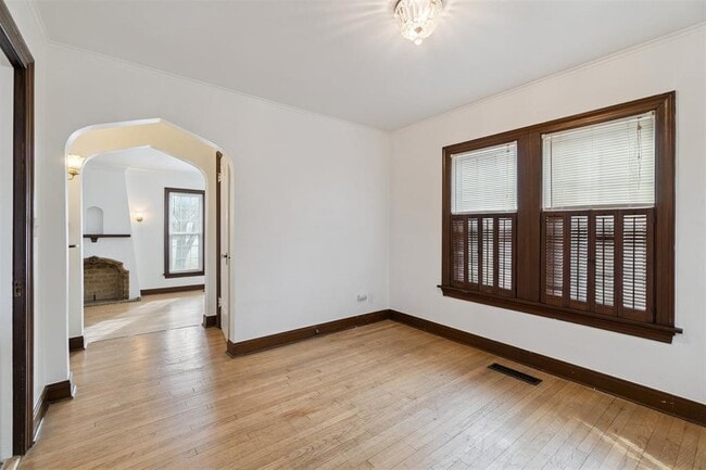 Building Photo - 1905 N Brauer Ave