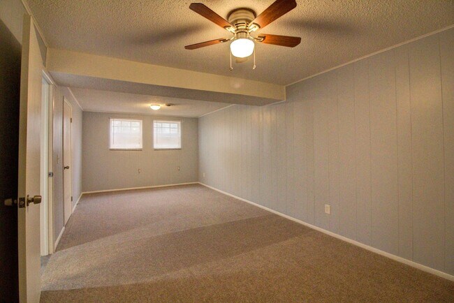 Building Photo - Charming 4 Bedroom Home!