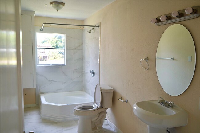 Building Photo - 7328 Oak Hl