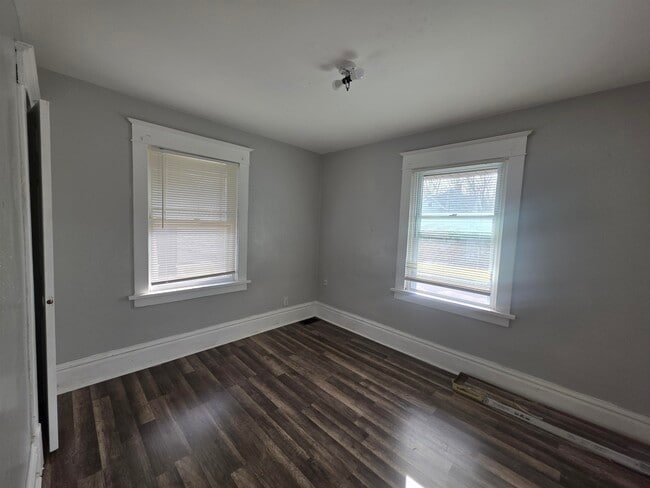 Building Photo - 321 Albert Ave