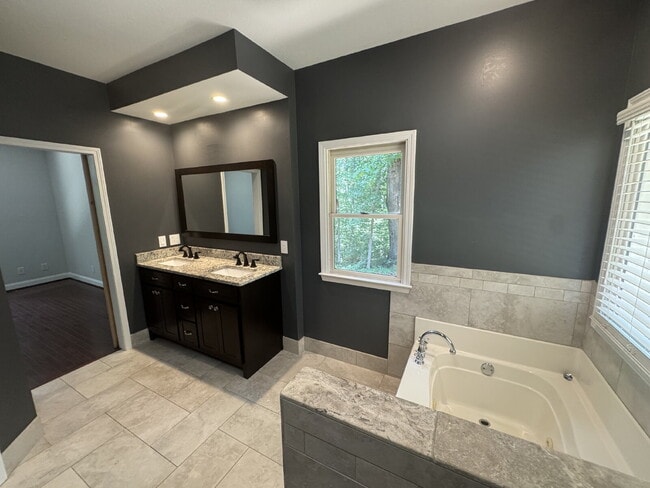 Building Photo - Beautiful Home Available Immediately in Se...