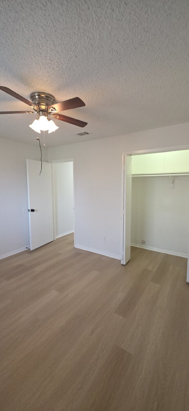 Building Photo - Beautifully remodeled first-floor condo with 2 bed & 2 bath