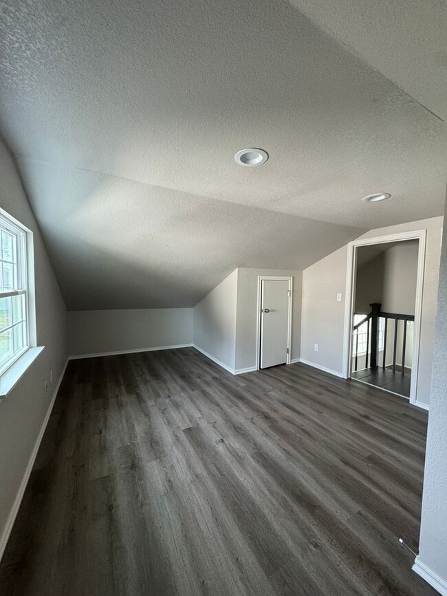 Building Photo - 2 Bedroom 1 Bath Home.