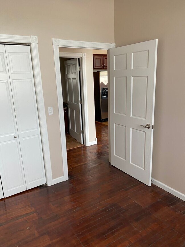Building Photo - 2 bed 2 bath industrial style apartment *Short Term Rental*