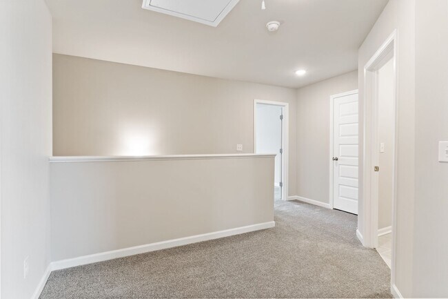 Building Photo - Contemporary 3 bed 2.5 Bath Town Home in Oakwood! Mundy Mill Township