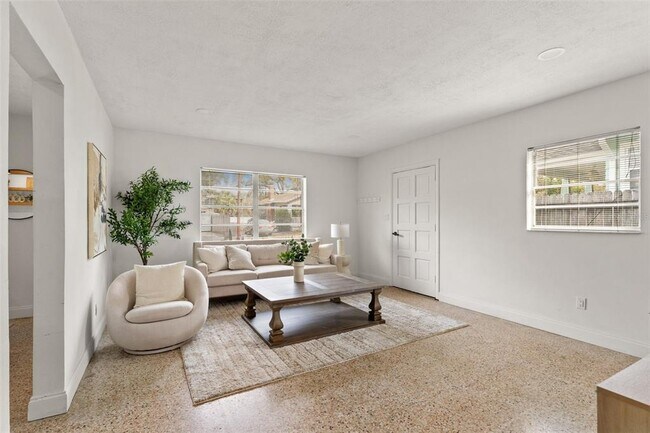 Building Photo - 314 W Alva St