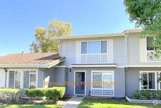 Building Photo - Clean & Shiny Las Positas Gardens Townhome...