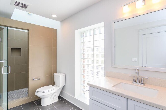 Building Photo - Downtown Top-Floor Loft