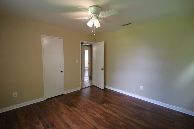 Building Photo - 1700 Clover Dr