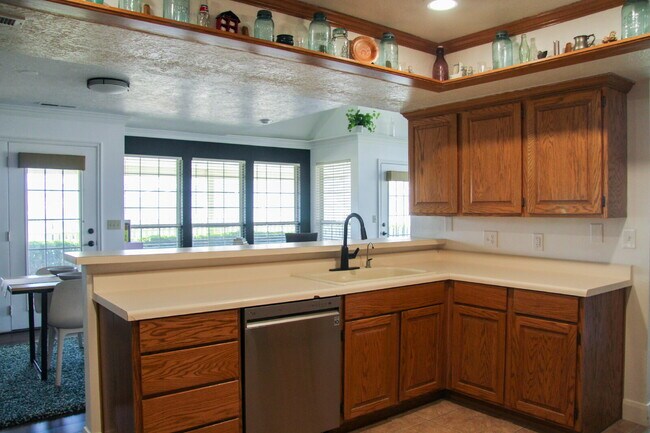 Building Photo - "Spacious 4-Bed, 3-Bath Townhouse Retreat ...