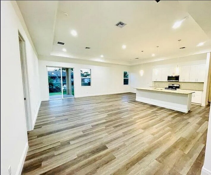 Building Photo - 579 SW Paar Dr