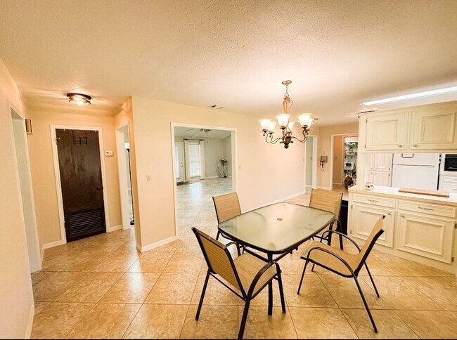 Building Photo - 105 Bluebird Cir