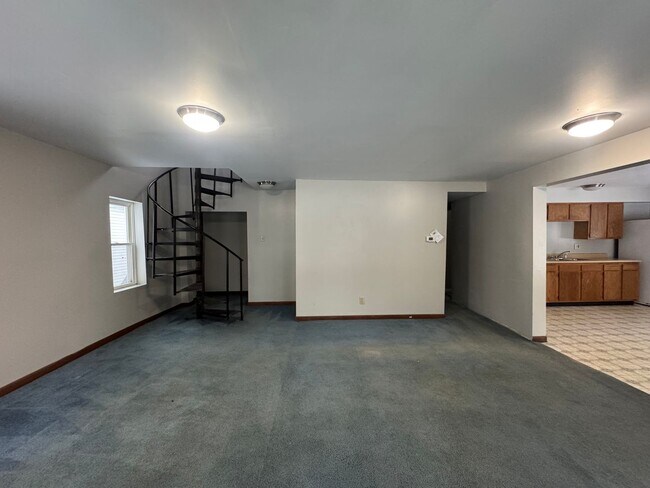 Building Photo - 207 E Oak St