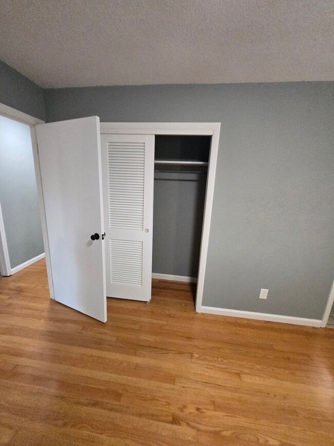 Building Photo - Charming 3-Bedroom, 2-Bathroom Brick Home for Rent