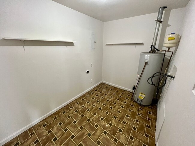 Building Photo - 3 Bed | 1 Bath | Detached Garage