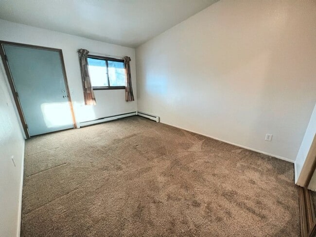 Building Photo - Spacious & Bright Top Floor Condo in East Anchorage, Close to Base + W/D In Unit!
