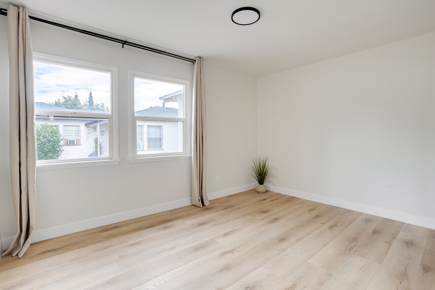 Building Photo - 617 N Rosemary Ln