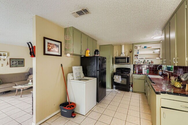 Building Photo - 1423 Westmoor Dr