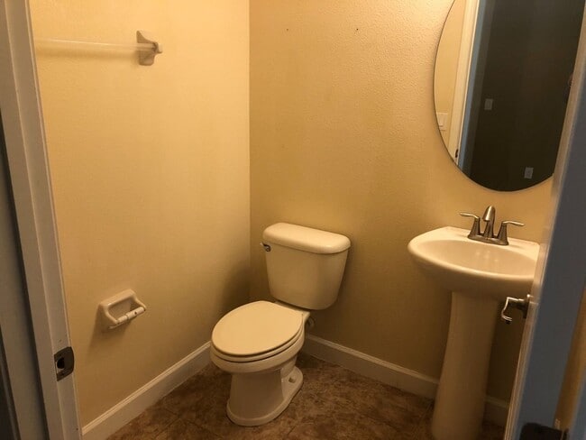 Building Photo - 3 Bedroom / 2.5 Bathroom Two Story Indepen...