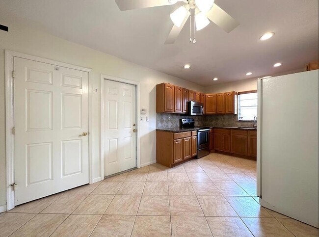 Building Photo - 1292 Essex Dr