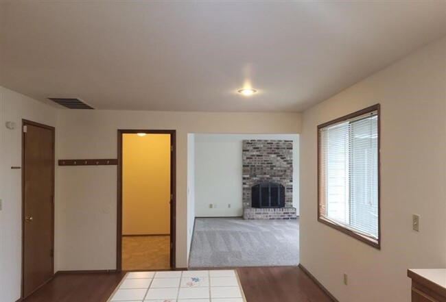 Building Photo - Spacious 4 Bedroom 2.5 Bathroom House loca...