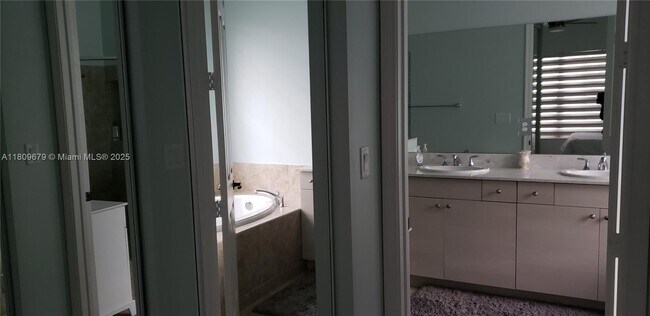 Building Photo - 4724 Allegra Dr