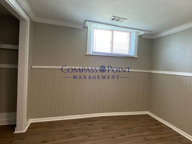 Building Photo - This huge 4 bedroom 1 bathroom house is Now Available!!