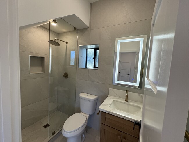 Downstairs Bathroom - 1926 Kent St