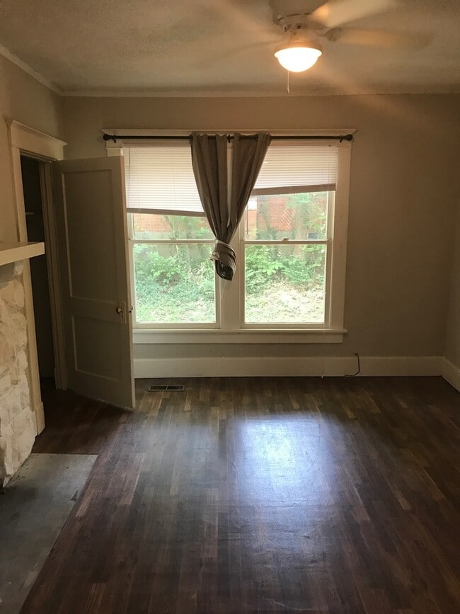 Building Photo - 4 Bed, 2 Bath Near UOM