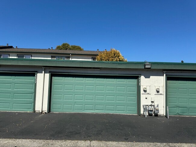 Building Photo - 2 Bedroom/1.5 Bathroom Townhouse Available in Union City!!