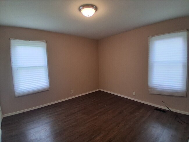 Building Photo - 908 Knollcrest Dr