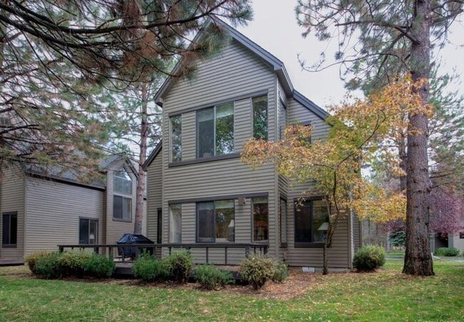 Building Photo - Fully Furnished Eaglewood Condo in Sunriver – Pool, Golf & Trails at Your Doorstep