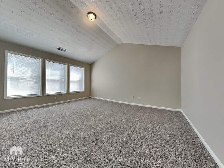 Building Photo - 2250 Village Green Dr