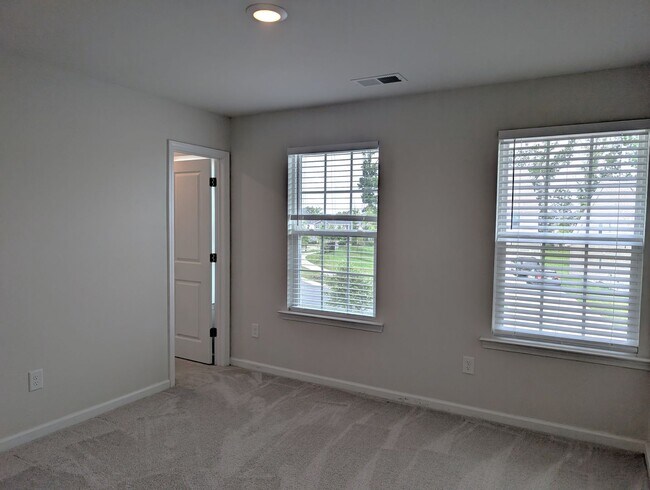 Building Photo - Move-in ready Ranch Style Home Located in ...