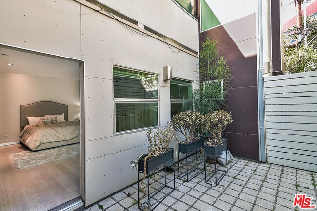 Building Photo - 711 Westbourne Dr