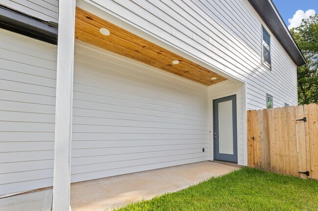 Building Photo - 518 Clinton St