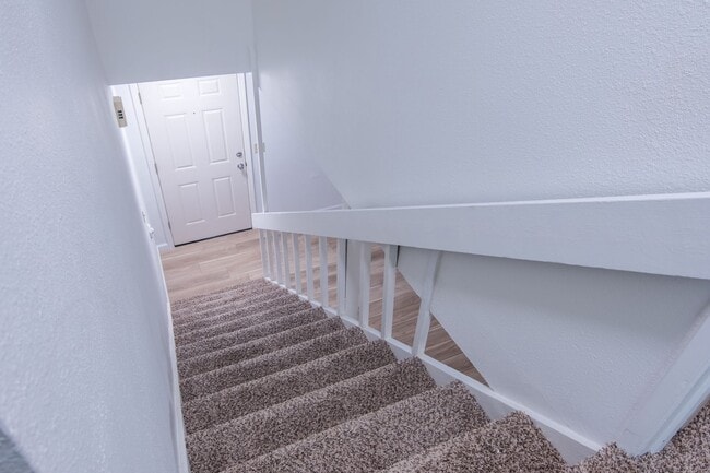 Building Photo - Updated 3 bedroom 1.5 bathroom duplex!