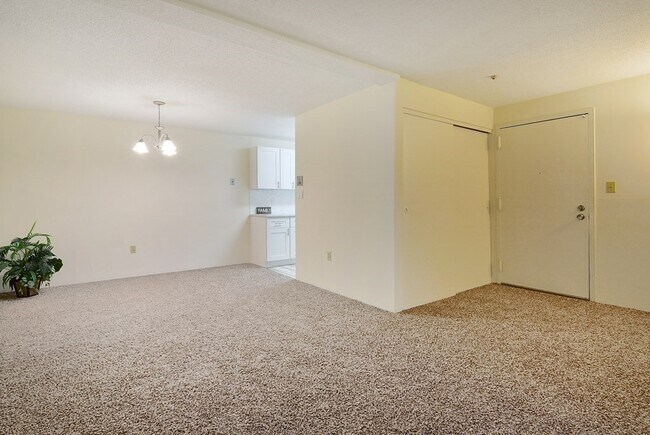Building Photo - 42 Silver Hill Ln