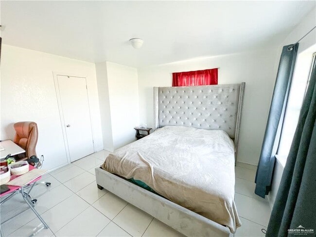 Building Photo - 23 Western Rd